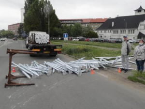 Seniora na přechodu zranil padající náklad z kolem projíždějícího auta