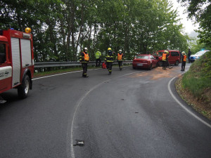 Nepozornost řidiče způsobila nehodu, při které se zranili dva lidé
