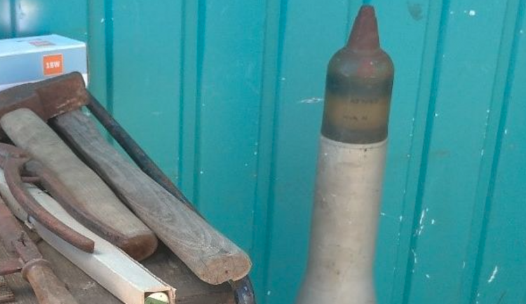 Muž našel v trávě u sběrového dvora v Hodolanech přes metr dlouhý dělostřelecký granát