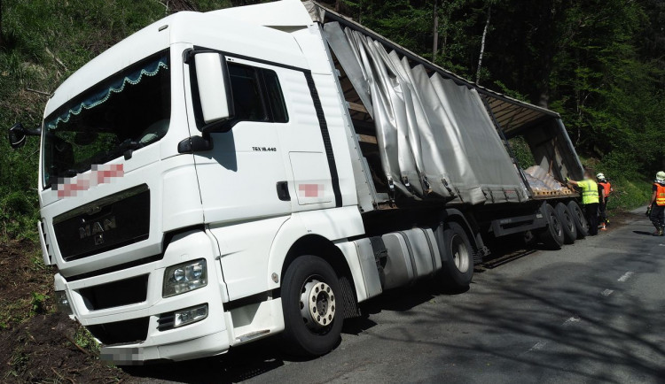 FOTO: Řidič kamionu najel na nezpevněnou krajnici a skončil v příkopu