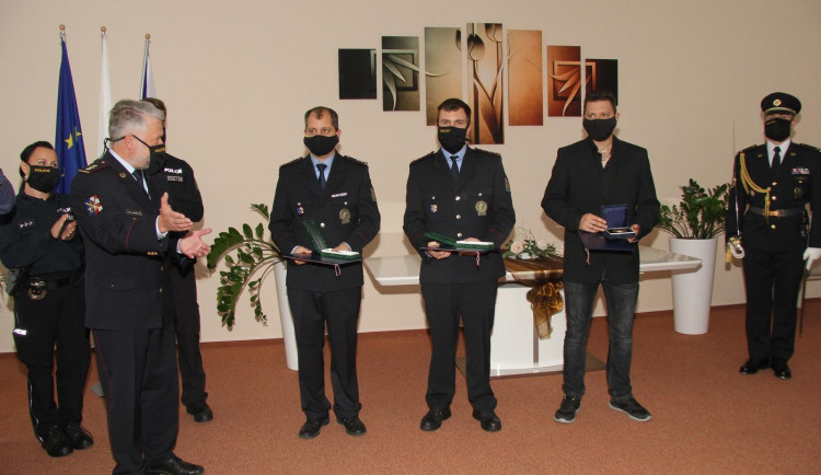 Neváhali ohrozit svůj život, aby zachránili jiné. Získali ocenění za statečnost