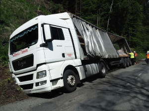 FOTO: Řidič kamionu najel na nezpevněnou krajnici a skončil v příkopu