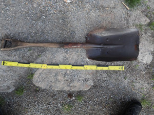 Syn vyhrožoval svému otci zabitím. Mířil na něj vzduchovkou a honil s lopatou po ulici