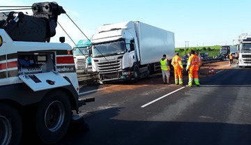 FOTO: Nehoda kamionu ráno zablokovala dálnici D46, už se jezdí jedním pruhem