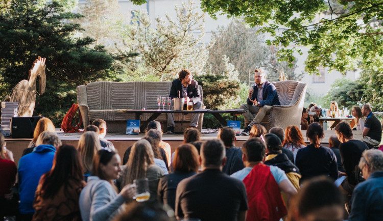 FOTO: Olomoucký cestovatel pokořil Korunu Evropy. Na letňáku ve středu pokřtil knihu