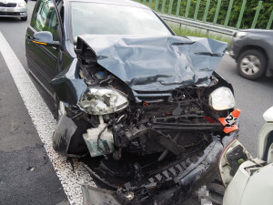 FOTO: Stavební práce komplikují provoz na sjezdu z dálnice. Včera se tu staly dvě nehody