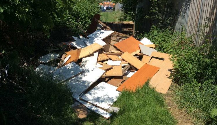 Neznámý pachatel založil ve Slavoníně černou skládku. Pátrá po něm policie