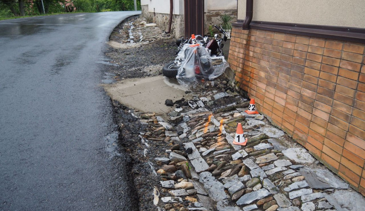 Motorkářka pravděpodobně uklouzla na štěrku. Z místa jí transportoval vrtulník.