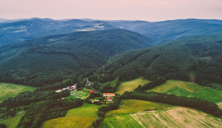Turistická stezka v přírodní rezervaci Račí údolí se dočkala opravy