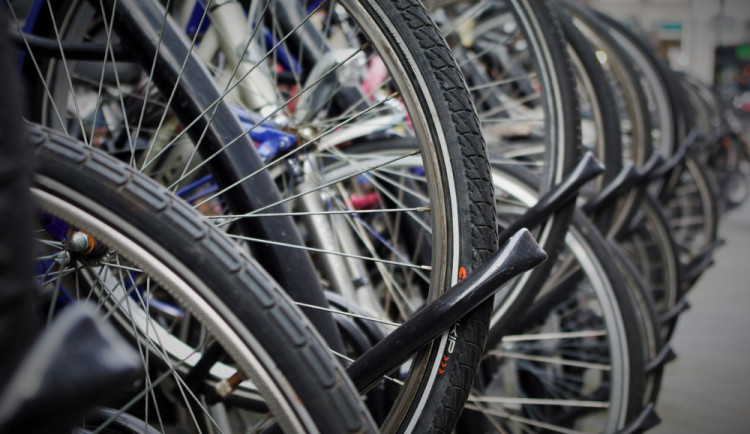 Žena zamkla kolo před Slovanským domem a šla nakoupit. Za patnáct minut bylo kolo pryč