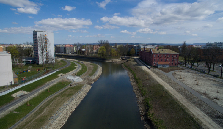 Podél řeky Moravy se může projít veřejnost. Nábřeží u Envelopy je dokončeno