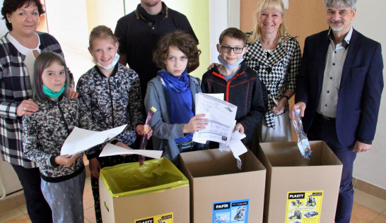 Více než šest set papírových boxů podpoří třídění v olomouckých školách