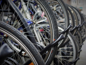 Žena zamkla kolo před Slovanským domem a šla nakoupit. Za patnáct minut bylo kolo pryč