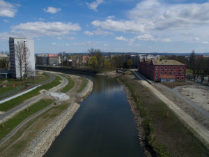 Podél řeky Moravy se může projít veřejnost. Nábřeží u Envelopy je dokončeno