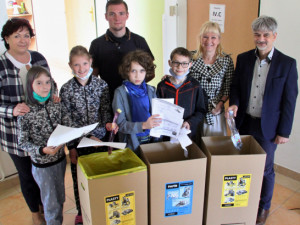 Více než šest set papírových boxů podpoří třídění v olomouckých školách