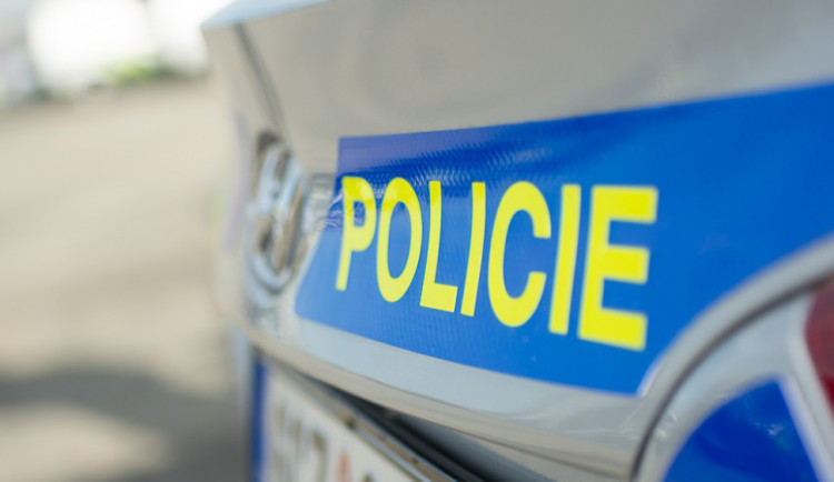 Zloděj ukradl ženě peněženku z batohu, který měla na zádech