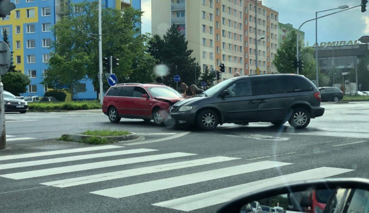 Křižovatku na Velkomoravské v neděli odpoledne omezila dopravní nehoda dvou aut