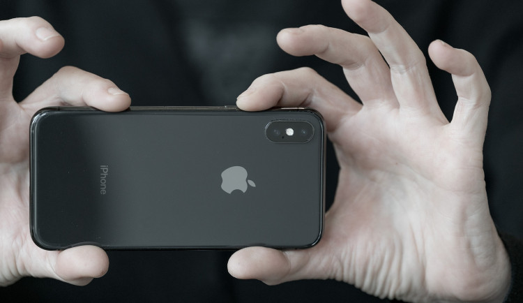 Žena si koupila přes internet iPhone X. Peníze poslala předem a telefonu se nedočkala