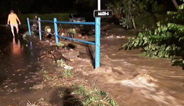 AKTUÁLNĚ: Hasiči kvůli bouřkám zasahují na desítkách míst, některé řeky vystoupaly na třetí povodňový stupeň