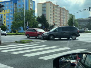 Křižovatku na Velkomoravské v neděli odpoledne omezila dopravní nehoda dvou aut