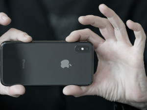 Žena si koupila přes internet iPhone X. Peníze poslala předem a telefonu se nedočkala