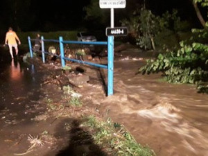 AKTUÁLNĚ: Hasiči kvůli bouřkám zasahují na desítkách míst, některé řeky vystoupaly na třetí povodňový stupeň