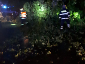 AKTUÁLNĚ: Hasiči kvůli bouřkám zasahují na desítkách míst, některé řeky vystoupaly na třetí povodňový stupeň
