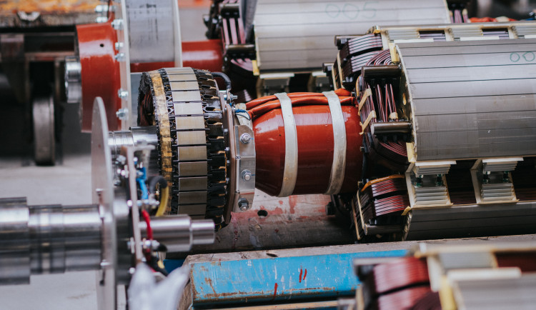 Firma M.L.S. Holice se s koronakrizí vyrovnala dobře. Zaměstnanci dobrovolně šili, rozbíhá se nová výroba