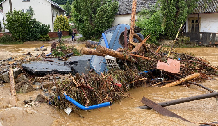 FOTO: Následky bleskových povodní odstraňuje na Olomoucku 160 hasičů