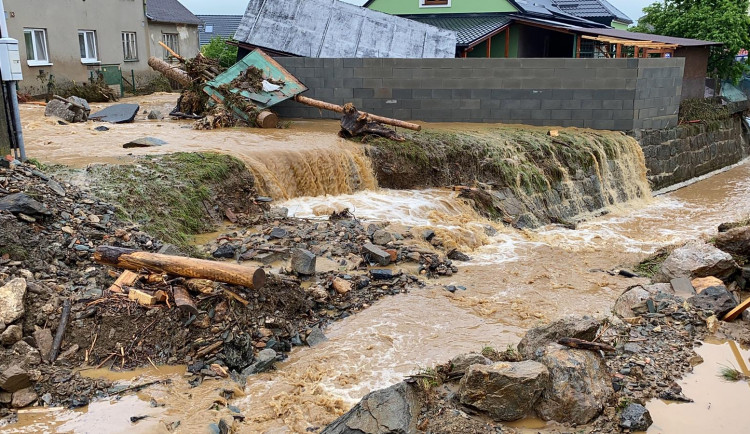 FOTO: Je to jako apokalypsa, říkají obyvatelé Břevence, který zatopila přívalová voda