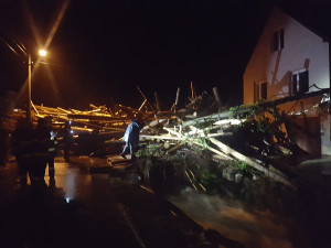 FOTO/VIDEO: Až metr vody mezi domy, hasiči vyprošťující řidiče z aut. Bouře napáchala v kraji velké škody