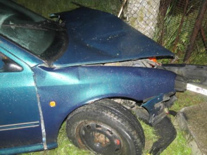 Opilý muž boural do sloupu, ale policistům namísto nehody nahlásil krádež auta