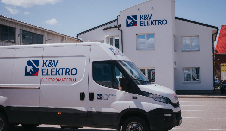 První prodejna K&V ELEKTRO na Moravě slaví první rok fungování. Ke každému nákupu nabízí LED žárovku zdarma