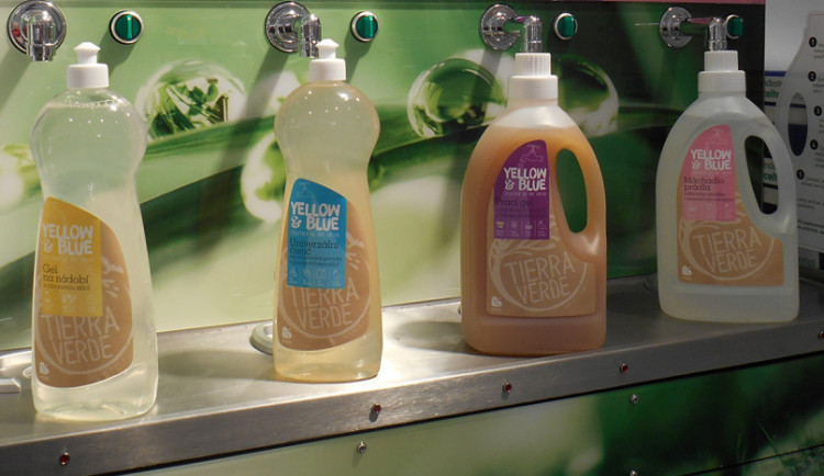 V dm drogerii mohou lidé nakoupit „bezobalově“. Prodejna spouští plnicí stanice i v krajských městech