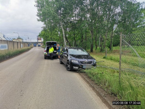 Řidič kličkoval na silnici zleva doprava, skončil v plotu. Strážníci mu naměřili téměř dvě promile