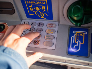 Seniorka vytratila na ulici peněženku. Nepoctivý nálezce ještě před zablokováním vybral z karty 13 tisíc korun