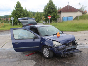 Řidička nezastavila na stopce a vjela na hlavní. Z boku nabourala do dalšího auta