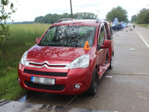 Řidička nezastavila na stopce a vjela na hlavní. Z boku nabourala do dalšího auta.