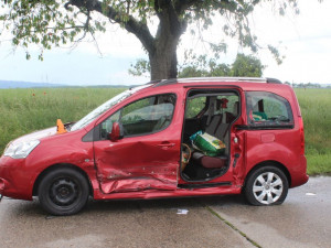 Řidička nezastavila na stopce a vjela na hlavní. Z boku nabourala do dalšího auta.