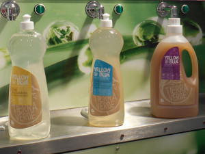 V dm drogerii mohou lidé nakoupit „bezobalově“. Prodejna spouští plnicí stanice i v krajských městech