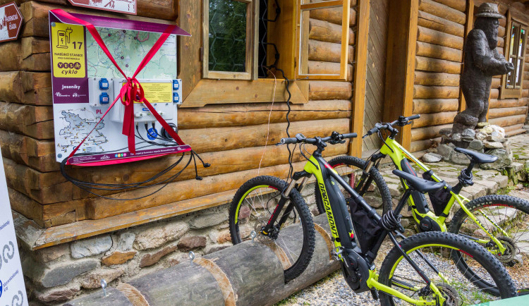 Unikátní síť nabíječek na elektrokola pomůže prozkoumat zapomenutá místa Jeseníků