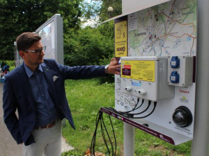 V Šumperku přibyla nabíjecí stanice pro elektrokola. Jejich síť se bude rozrůstat