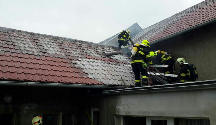 Policisté evakuovali invalidního seniora z hořícího domu