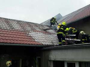Policisté evakuovali invalidního seniora z hořícího domu