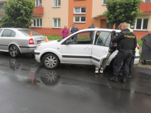 Řidič po osmi pivech naboural dvě auta při parkování. S policisty se pak chtěl prát