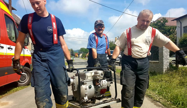 Ze zaplavených obcí na Uničovsku hasiči odváží tuny poškozeného materiálu