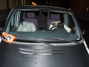 Opilý mladík boural při parkování. Po nehodě usnul za volantem a nebyl k probuzení