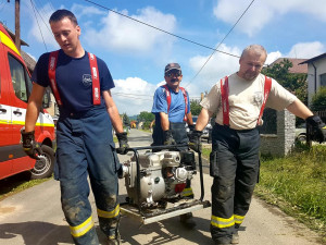 Ze zaplavených obcí na Uničovsku hasiči odváží tuny poškozeného materiálu