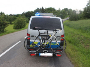 Senior po pádu z kola zůstal ležet na silnici. Pomoc mu přivolali projíždějící řidiči