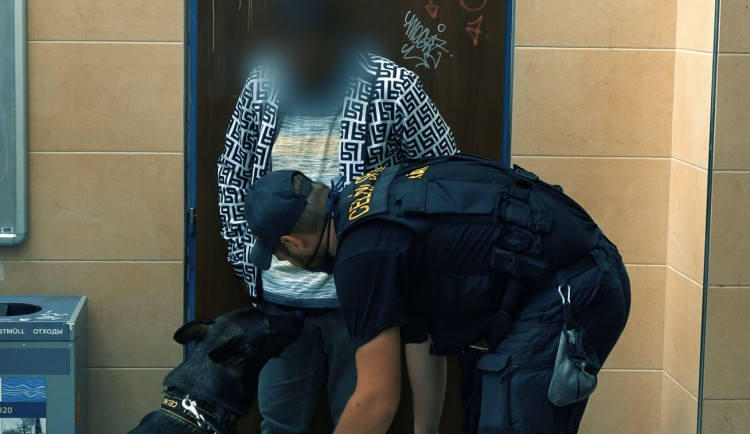 VIDEO: Policisté v Olomouci ve čtvrtek provedli bezpečnostní akci zaměřenou na drogy